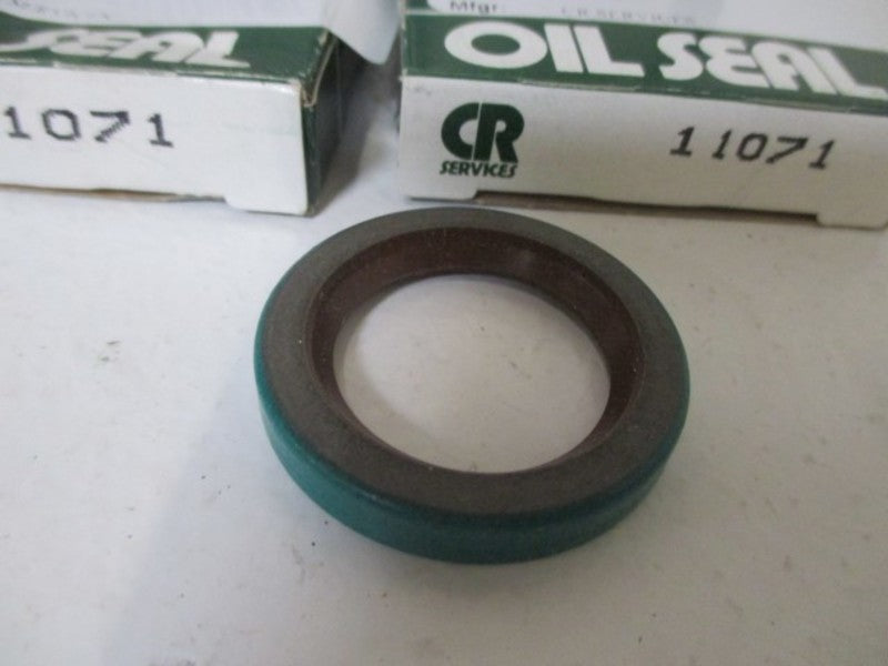 LOT OF 4 CR 11071 OIL SEAL *NEW IN BOX*