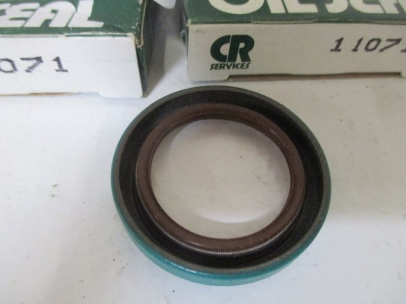 LOT OF 4 CR 11071 OIL SEAL *NEW IN BOX*