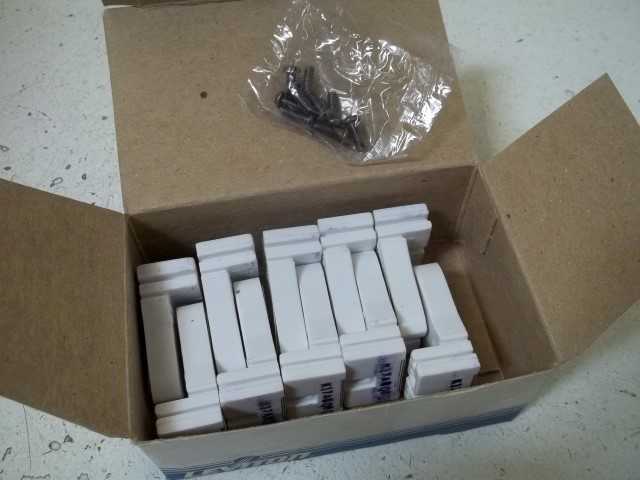 LOT OF 10 LEVITON 13053-UN LAMPHOLDER PEDESTAL BASE *NEW IN BOX*