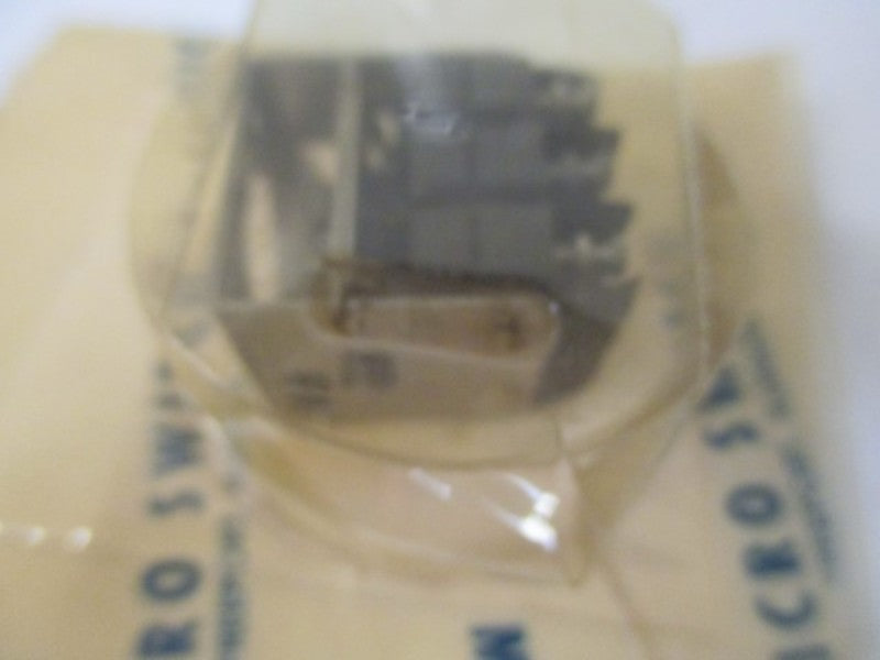 MICROSWITCH 2D4 PUSHBUTTON SWITCH UNSEALED * NEW IN ORIGINAL PACKAGE *