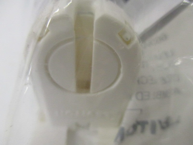 LEVITON 270-23661-SNP LAMPHOLDER SHUNTED * NEW IN FACTORY BAG *