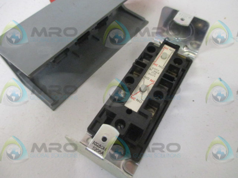 CUTLER HAMMER 10250H 5206A PUSHBUTTON STATION (AS PICTURED) * NEW IN BOX *