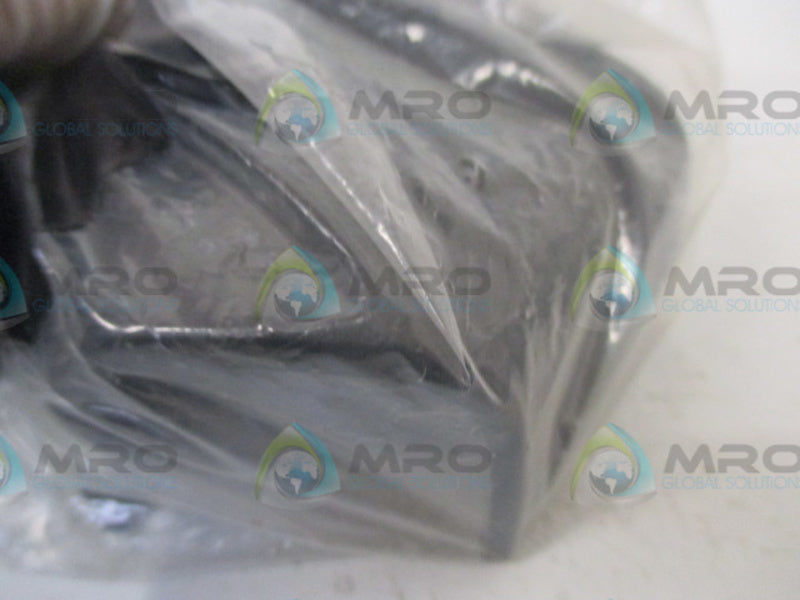 CAT 9135401900 HORN BUTTON * NEW IN FACTORY BAG *