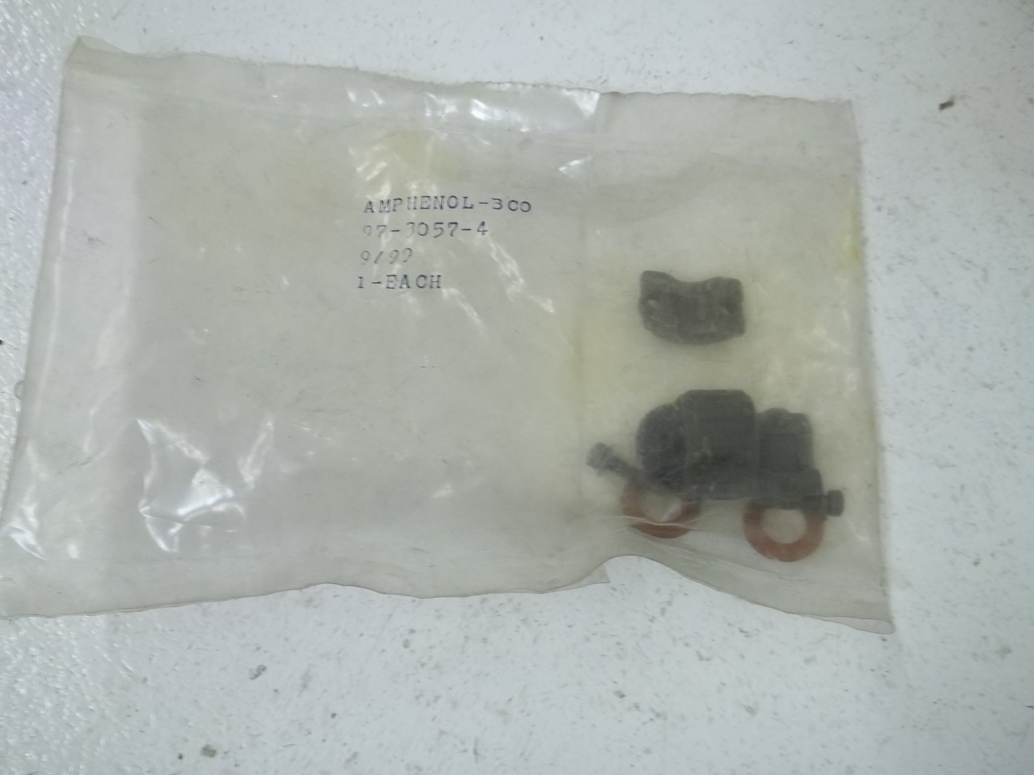 AMPHENOL 97-3057-4 CONNECTOR * NEW IN A FACTORY BAG *