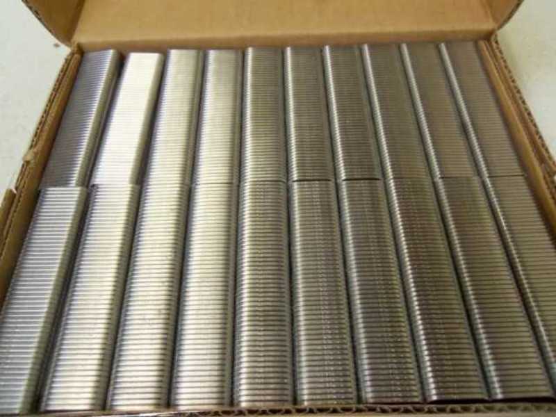 LOT OF 200 KHF 15DSS50 STAPLES *NEW IN BOX*