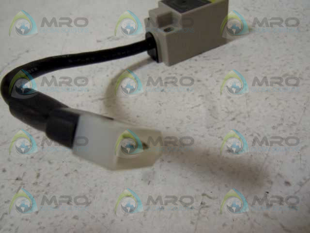 LOT OF 2 FUJI PE-B7S PROXIMITY SWITCH *USED*