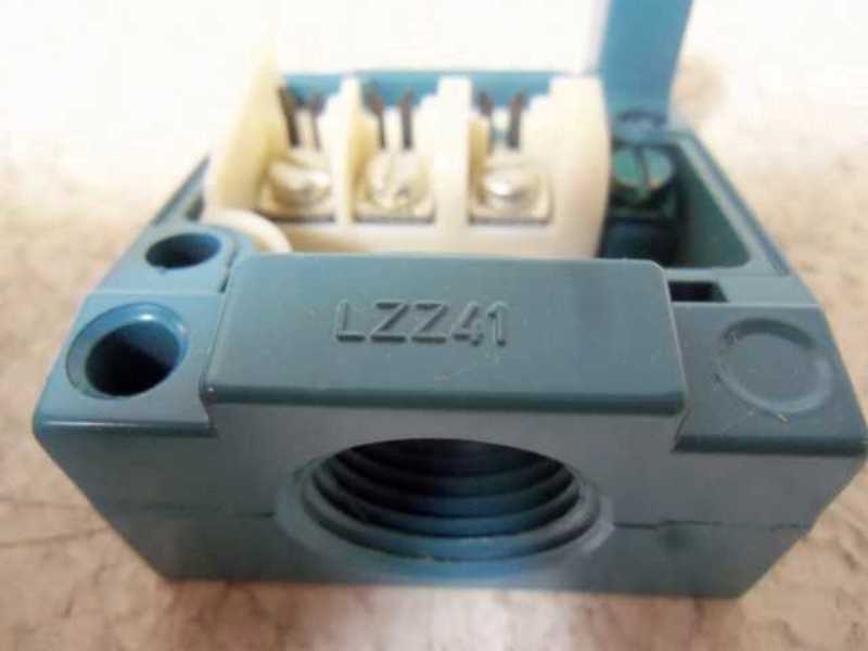 MICRO SWITCH LZZ41 ENCLOSED BASIC SWITCH  NSMP