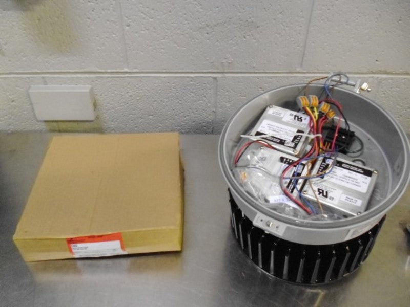 CROUSE-HINDS VMV11L/UNV1 LED LUMINAIRE 125WATT * FACTORY SEALED *