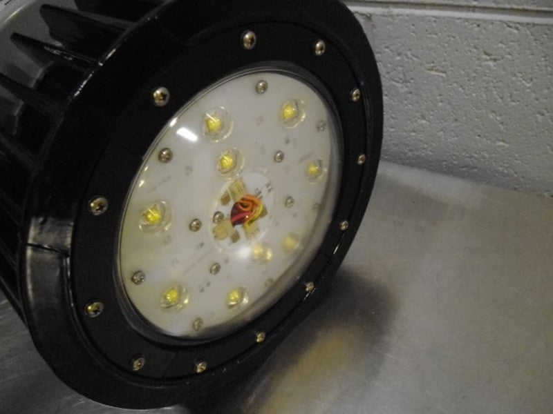 CROUSE-HINDS VMV11L/UNV1 LED LUMINAIRE 125WATT * FACTORY SEALED *
