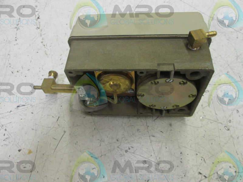 JOHNSON CONTROLS T-5312 TWO POSITION RECIEVER CONTROLLER  UNMP
