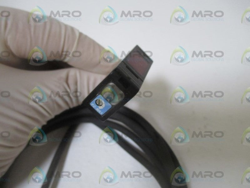 KEYENCE PZ-M61 PHOTOELECTRIC RETRO-REFELECTIVE(AS PICTURED) * NEW IN BOX *