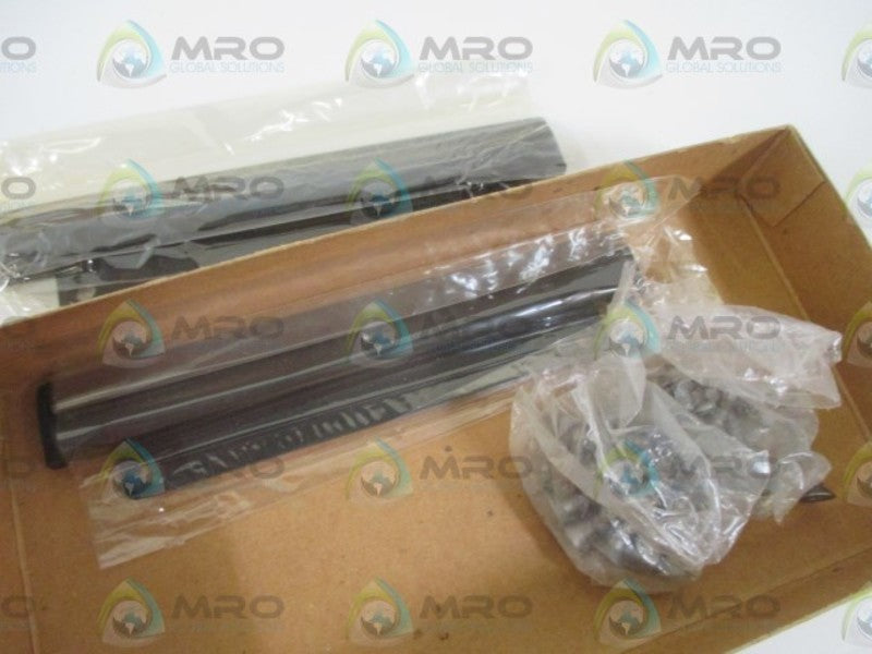 FOXBORO N0139LY CLAMP SET * NEW IN A  BOX *