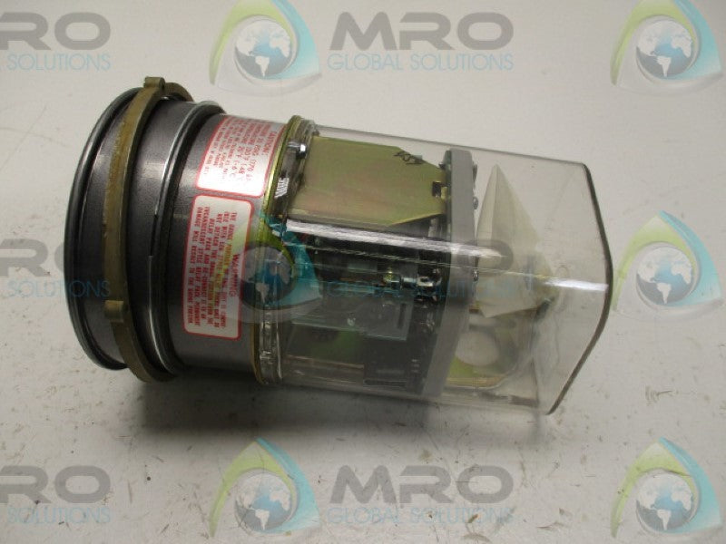 DWYER 3015 PHOTOHELIC PRESSURE SWITCH/GAGE 0-15" H20 25PSIG  * NEW IN BOX *