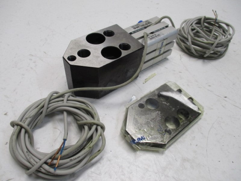 SMC CDQSB20-25D-A93L COMPACT CYLINDER (AS PICTURED)  UNMP