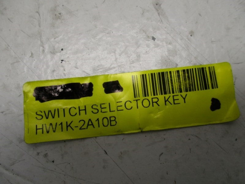 IDEC HW1K-2A10B SWITCH WITH KEY  NSNP