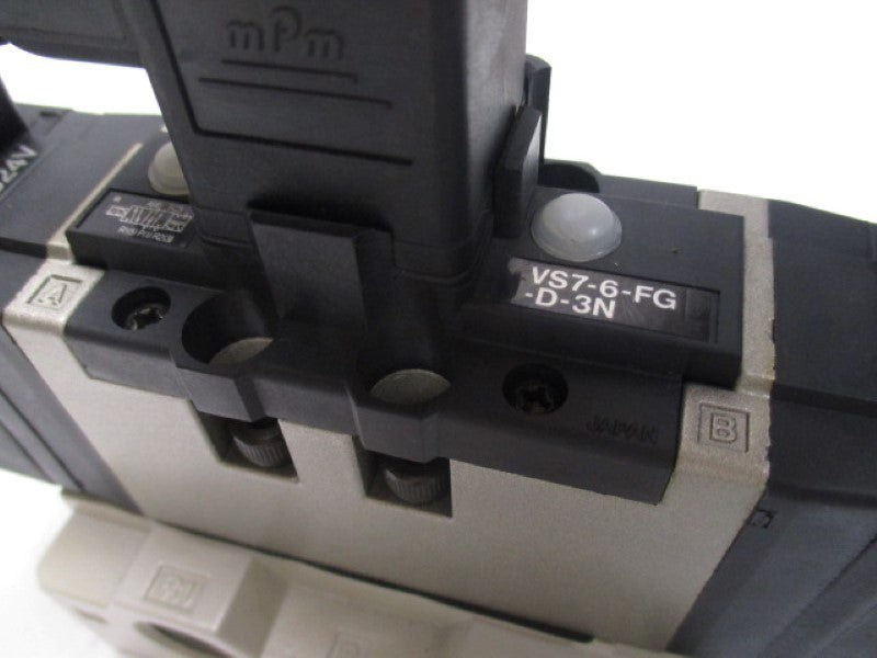 SMC VS7-6-FG-D-3N SOLENOID VALVE WITH BASE 24VDC (AS PICTURED)  NSNP