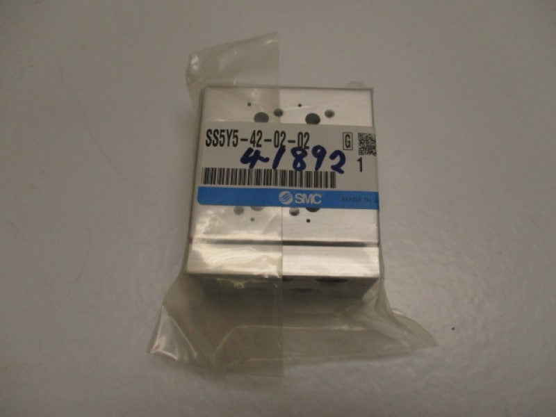 SMC SS5Y5-42-02-02 MANIFOLD BASE MOUNT  * NEW IN FACTORY BAG *
