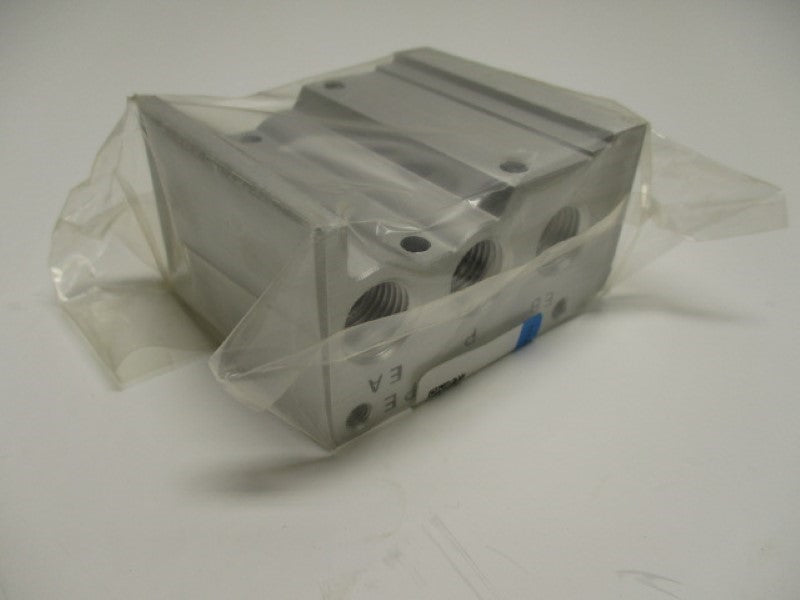 SMC SS5Y5-42-02-02 MANIFOLD BASE MOUNT  * NEW IN FACTORY BAG *