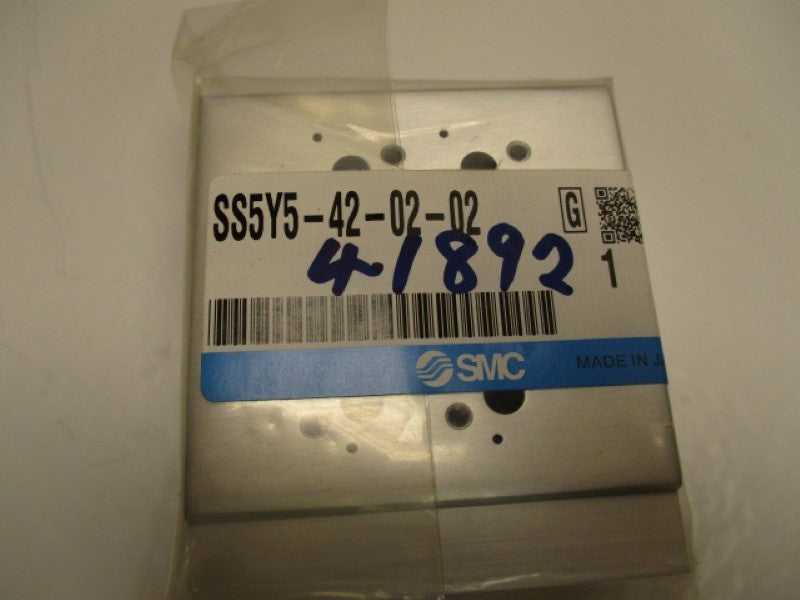SMC SS5Y5-42-02-02 MANIFOLD BASE MOUNT  * NEW IN FACTORY BAG *