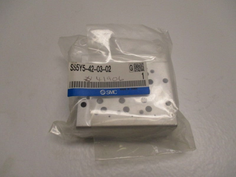 SMC SS5Y5-42-03-02 MANIFOLD BASE MOUNT  * NEW IN FACTORY BAG *