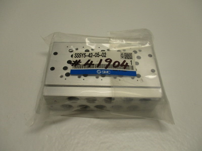 SMC SS5Y5-42-05-02 MANIFOLD BASE MOUNT  * NEW IN FACTORY BAG *