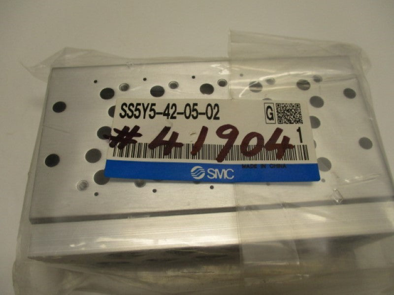 SMC SS5Y5-42-05-02 MANIFOLD BASE MOUNT  * NEW IN FACTORY BAG *
