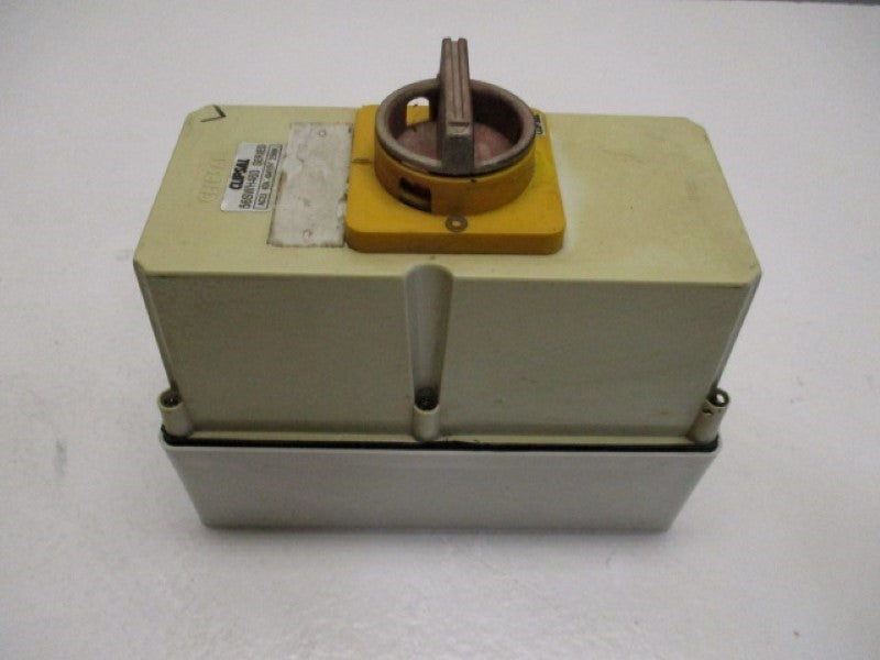 CLIPSAL 56SWH463 ENCLOSED LOAD BREAK SWITCH (AS PICTURED)  UNMP