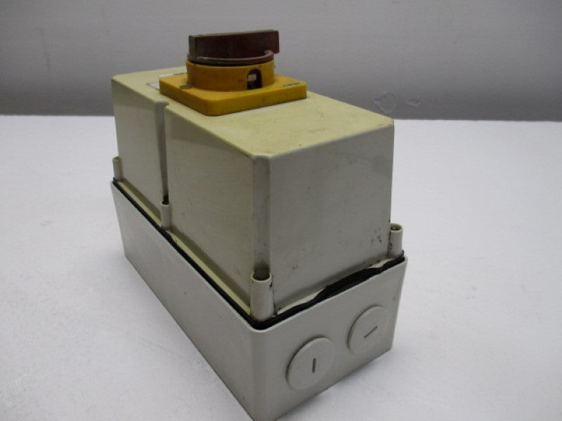 CLIPSAL 56SWH463 ENCLOSED LOAD BREAK SWITCH (AS PICTURED)  UNMP