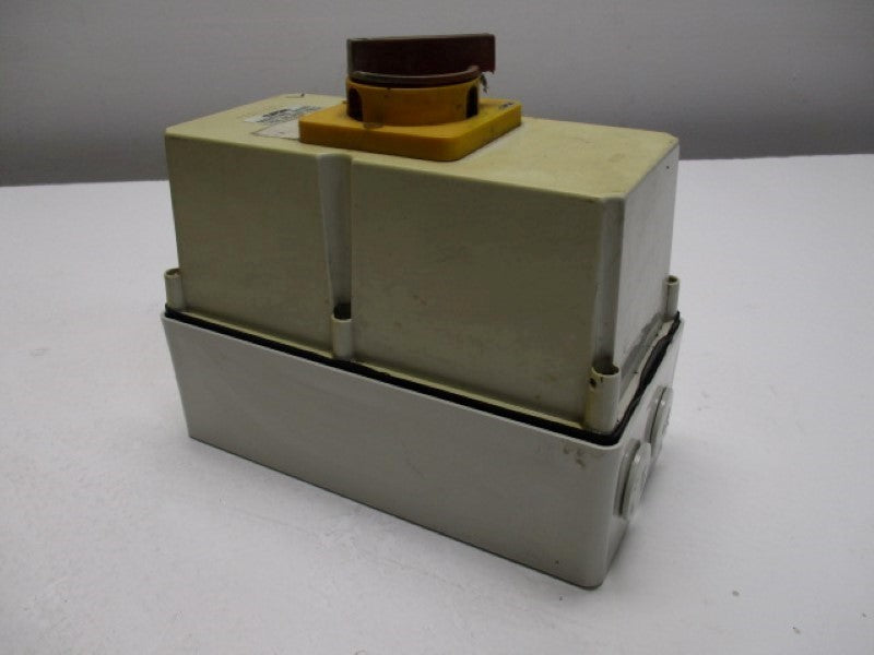 CLIPSAL 56SWH463 ENCLOSED LOAD BREAK SWITCH (AS PICTURED)  UNMP