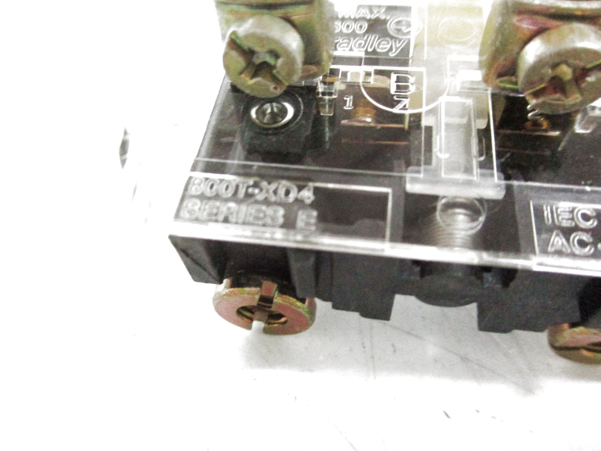 ALLEN BRADLEY 800T-XD4 SER. E (GY/BL) NSMP