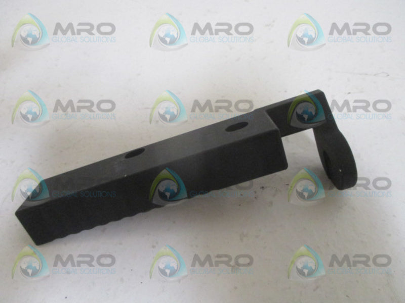 INDUSTRIAL MRO 1010X57-5136-08 ROLLER BRACKET *NEW NO BOX*