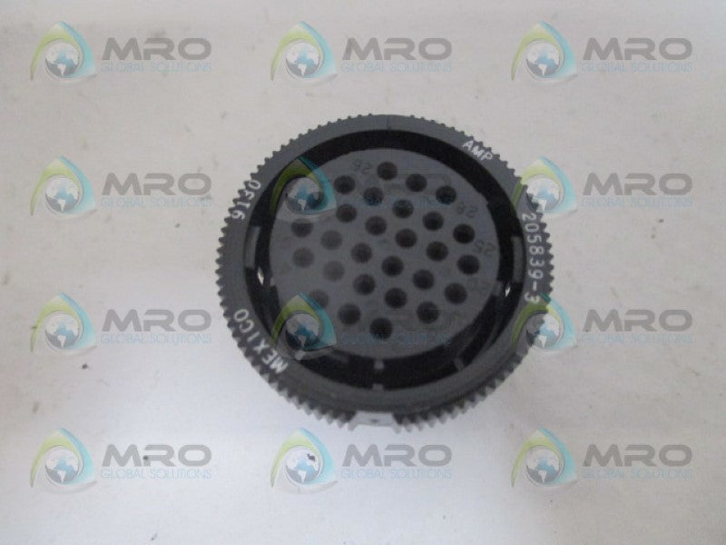 AMP 205839-3 PLUG CONNECTOR HOUSING *NEW NO BOX*