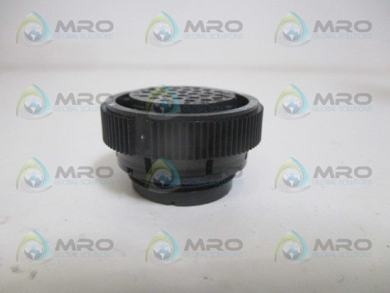 AMP 205839-3 PLUG CONNECTOR HOUSING *NEW NO BOX*