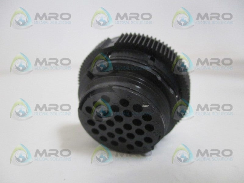 AMP 205839-3 PLUG CONNECTOR HOUSING *NEW NO BOX*