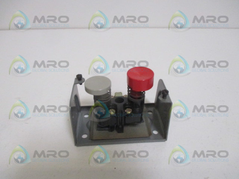 CUTLER HAMMER SD2E0S PUSH BUTTON STATION (AS PICTURED) *NEW IN BOX*