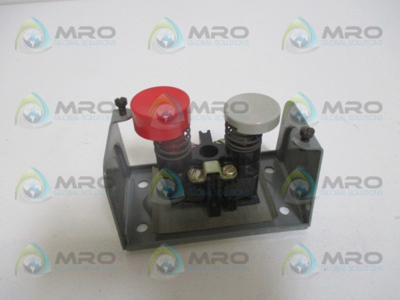 CUTLER HAMMER SD2E0S PUSH BUTTON STATION (AS PICTURED) *NEW IN BOX*