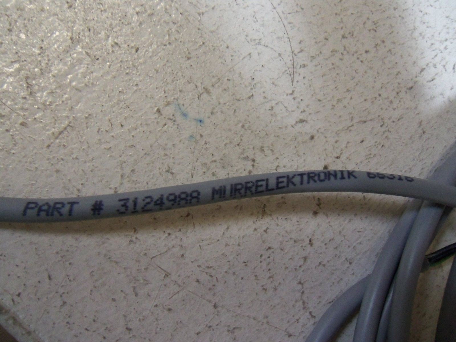 MURR ELEKTRONIK 3124988 VALVE PLUG 110VAC/DC W/3M CABLE *USED*