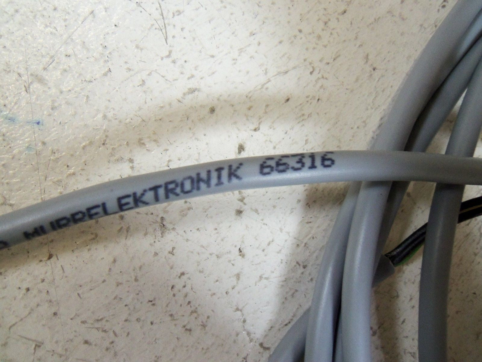 MURR ELEKTRONIK 3124988 VALVE PLUG 110VAC/DC W/3M CABLE *USED*