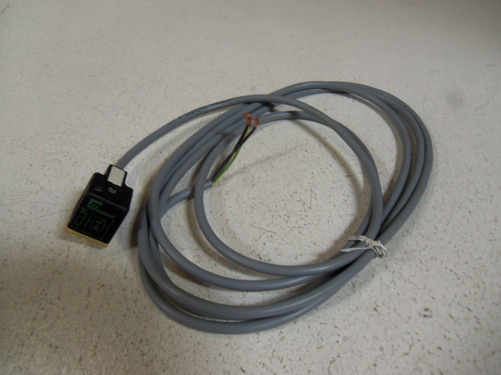 MURR ELEKTRONIK 3124988 VALVE PLUG 110VAC/DC W/3M CABLE *USED*