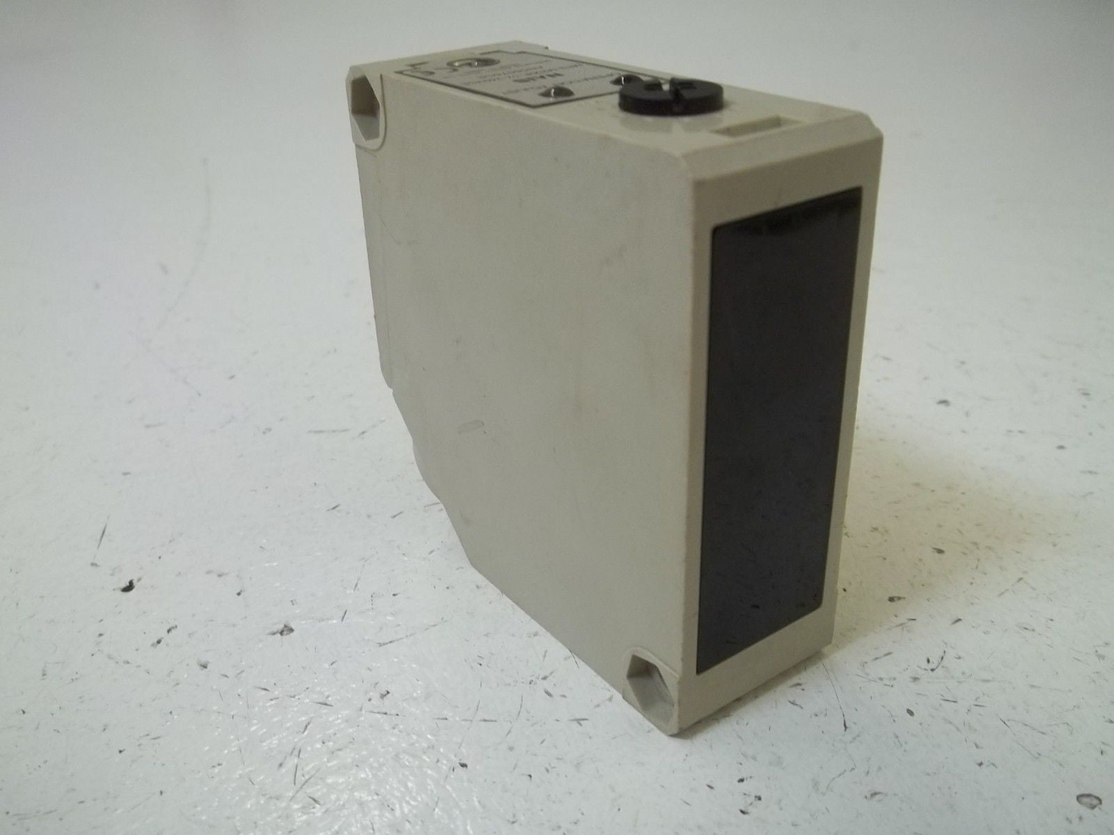 NAIS MR3-M200P-12-240VCE PHOTOELECTRIC SENSOR *USED*