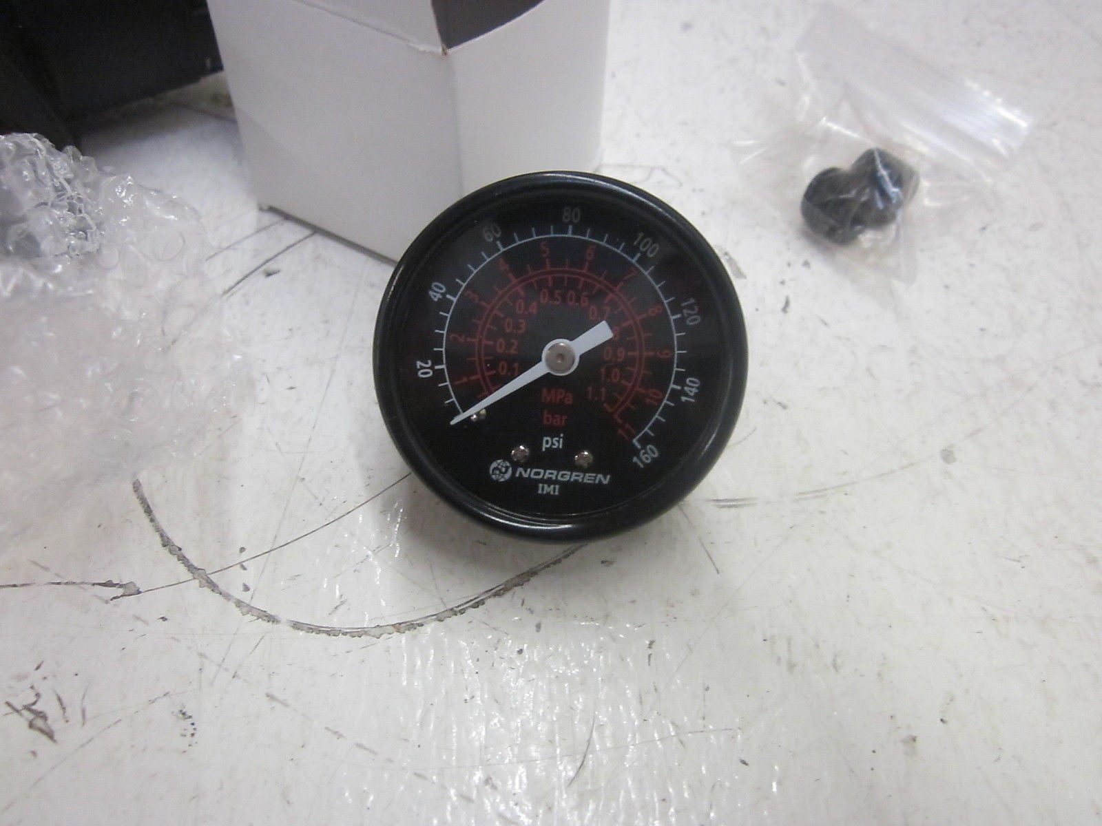NORGREN R17-801-RNLA REGULATOR 1" W/ GAUGE *NEW IN BOX*