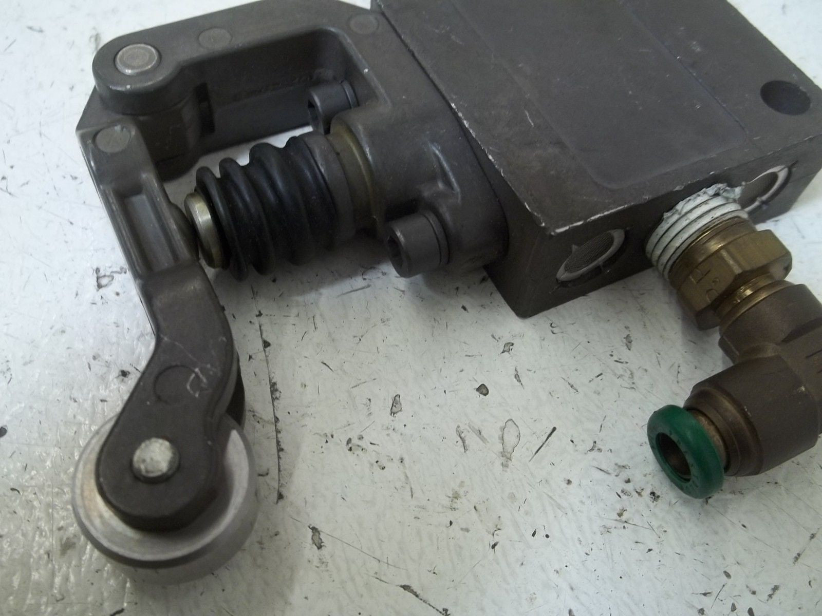 NUMATICS 01CLA3-1 PRECISION LIMIT VALVE *USED*