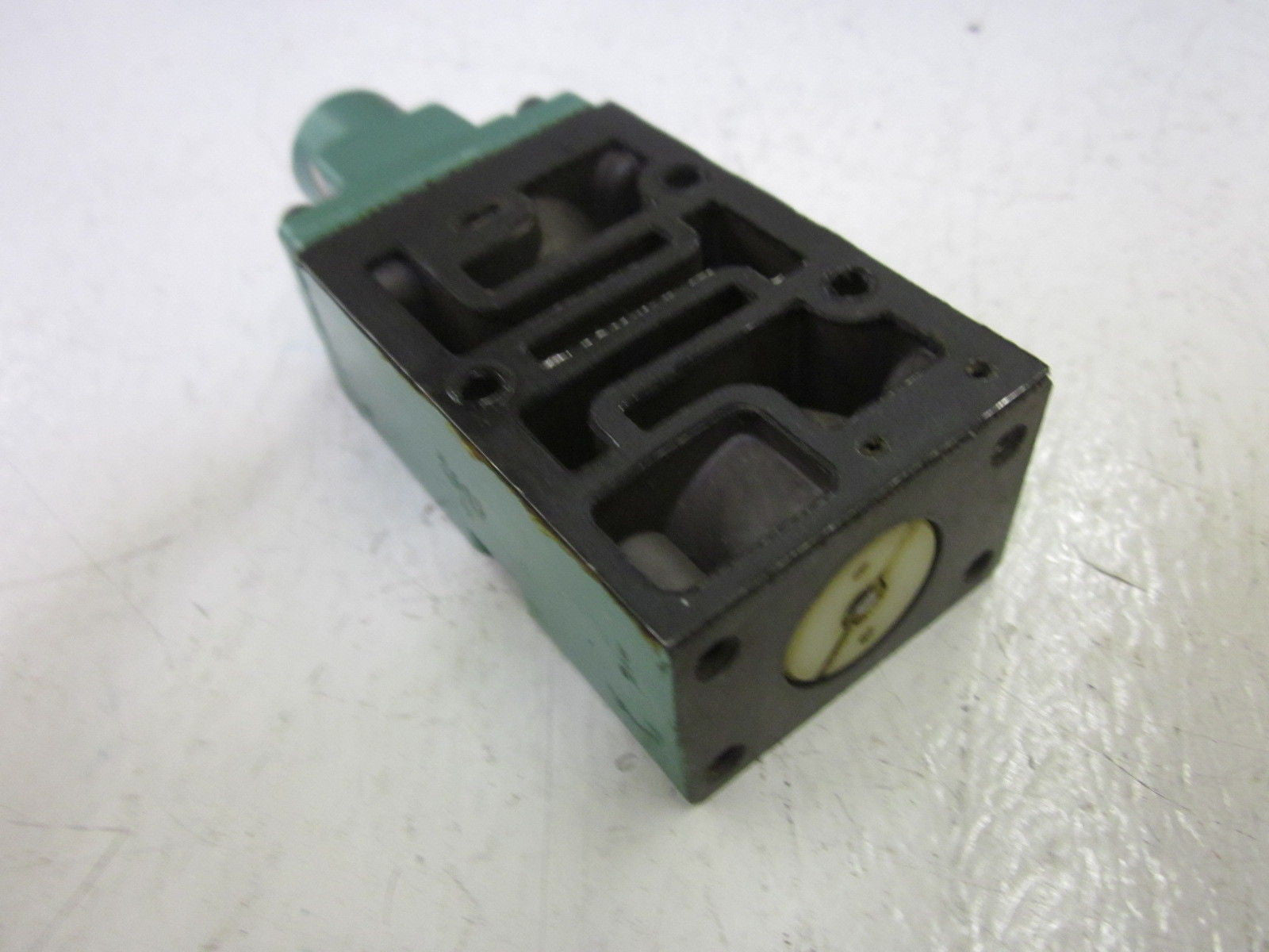 NUMATICS 152JJ400O VALVE (AS PICTURED) *USED*