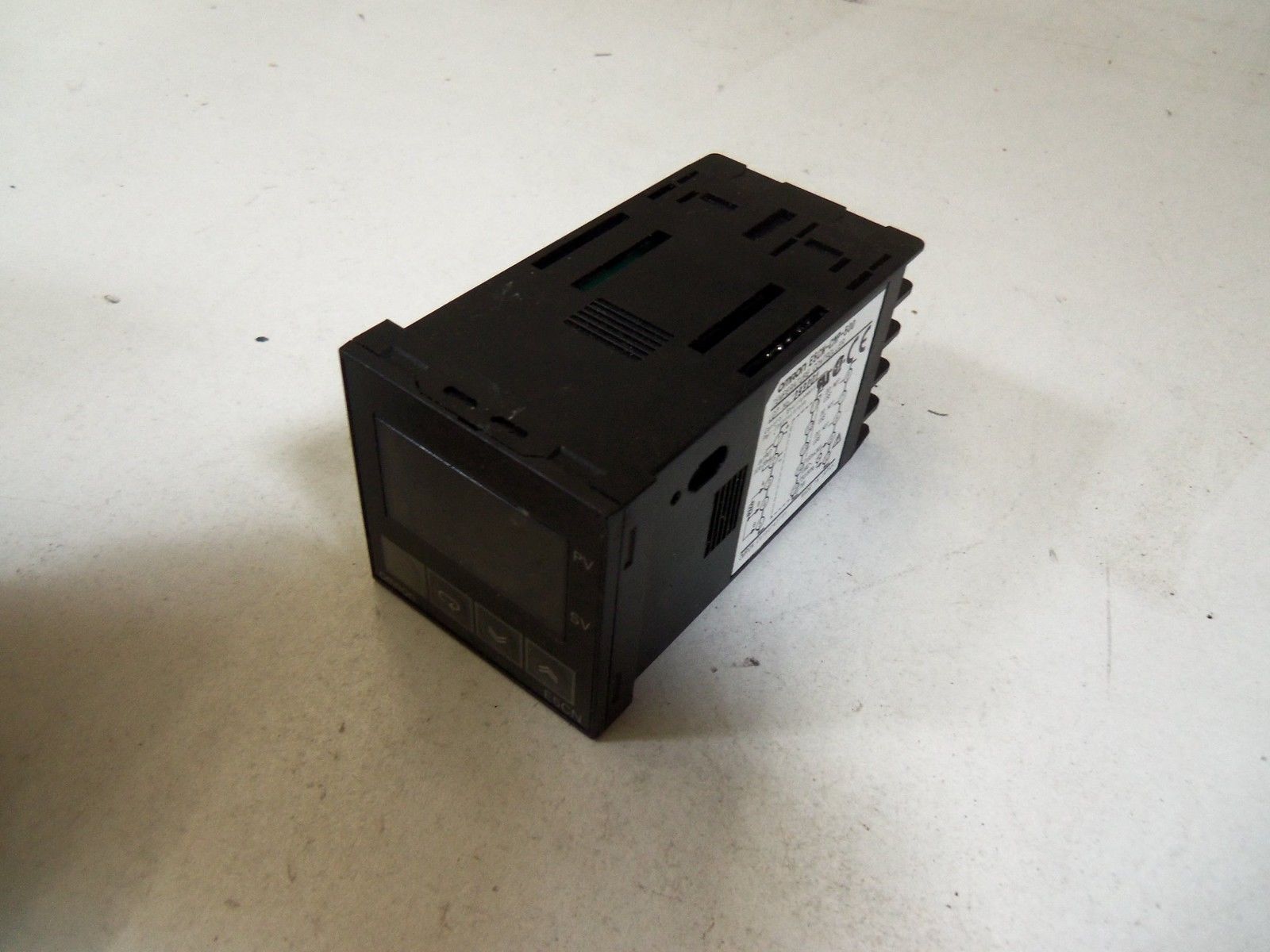 OMROM E5CN-CMP-500 TEMPERATURE CONTROLLER *USED*
