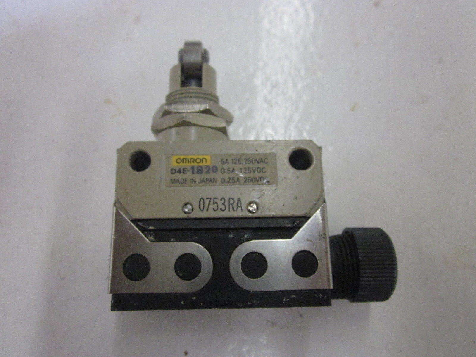 OMRON D4E-1B20 *USED*