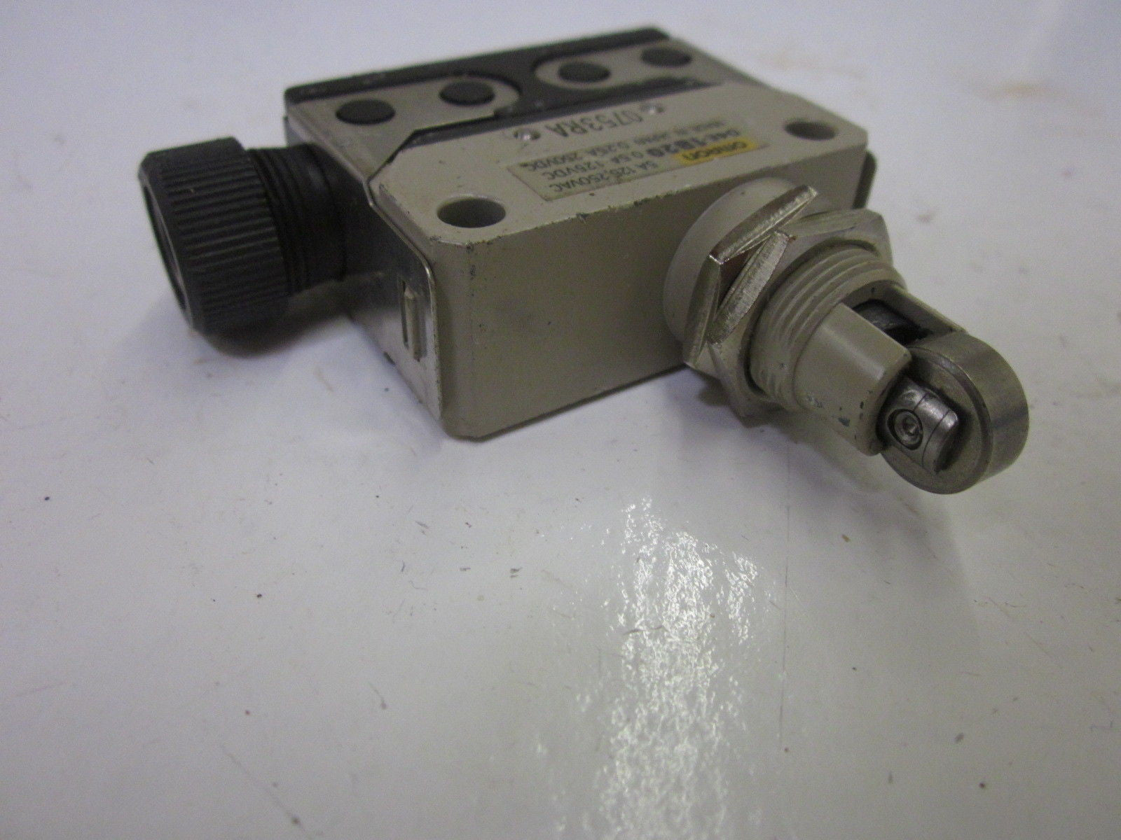 OMRON D4E-1B20 *USED*