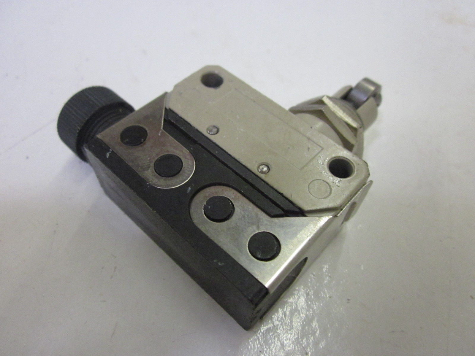 OMRON D4E-1B20 *USED*