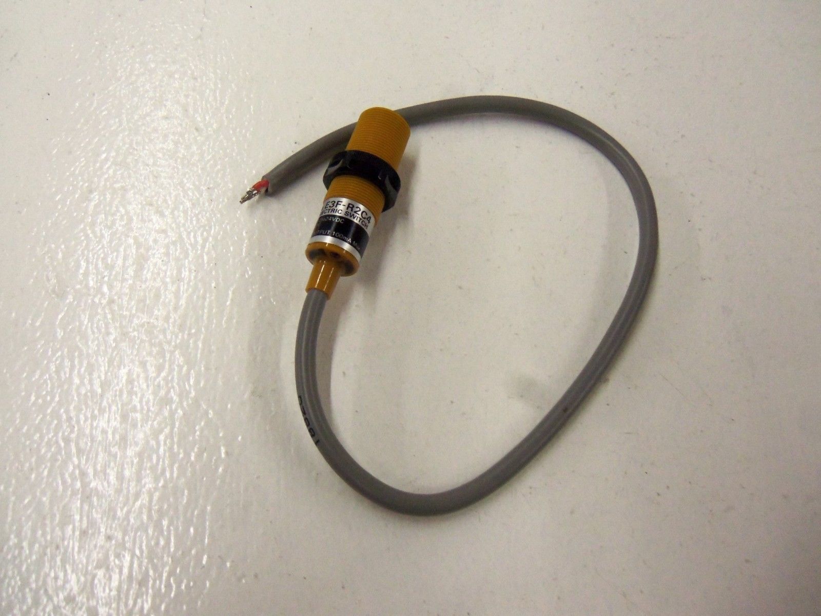 OMRON E3F-R2C4 PHOTOELECTRIC SWITCH *USED*