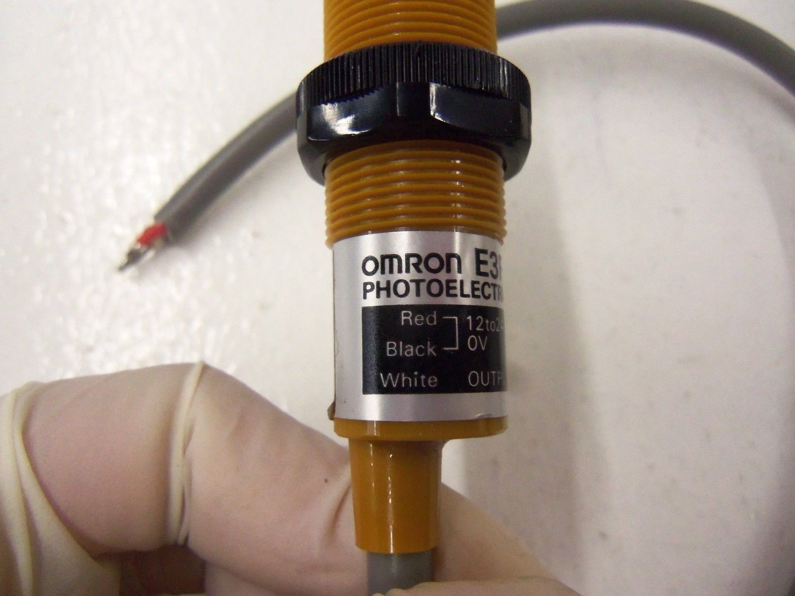 OMRON E3F-R2C4 PHOTOELECTRIC SWITCH *USED*