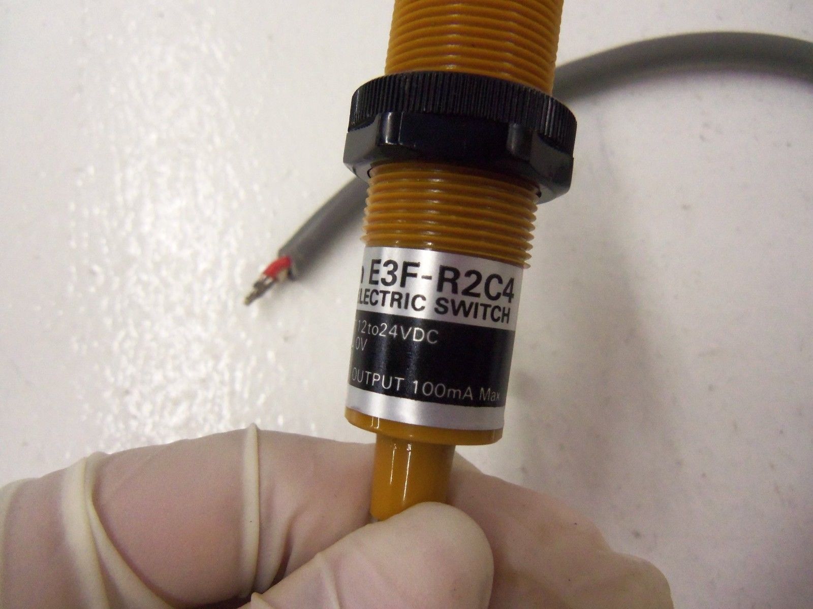 OMRON E3F-R2C4 PHOTOELECTRIC SWITCH *USED*